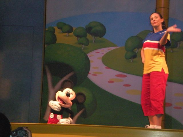Playhouse Disney : This chick did an awesome one-woman many-pupet show \ 