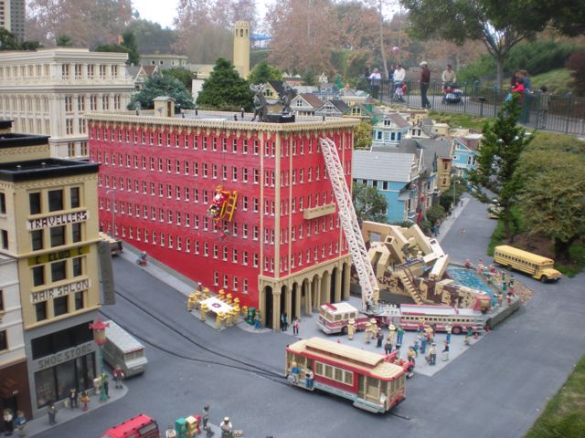 Lego firemen try and rescue Santa on a nameless San Francisco street : (note the cablecar)
