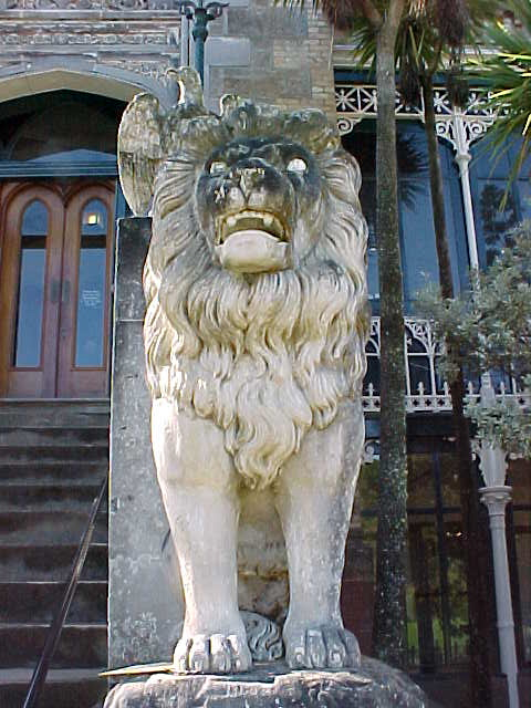 Lion statue (New Zealand, The Travel Addicts, South Island)