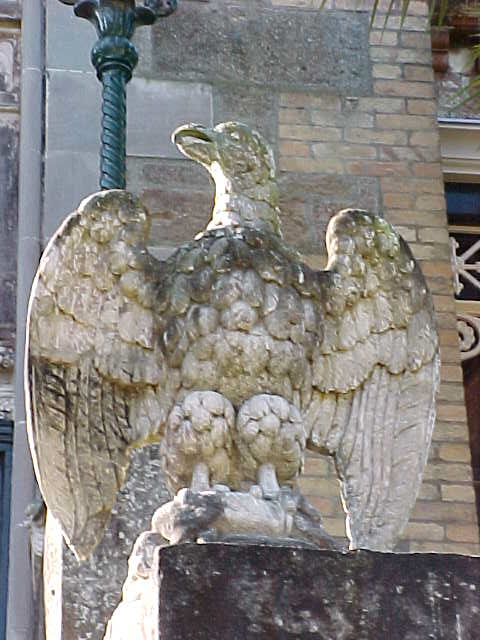 Eagle statue (New Zealand, The Travel Addicts, South Island)