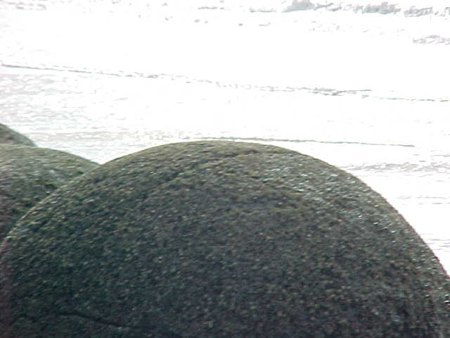 Spherical boulder (New Zealand, The Travel Addicts, South Island)