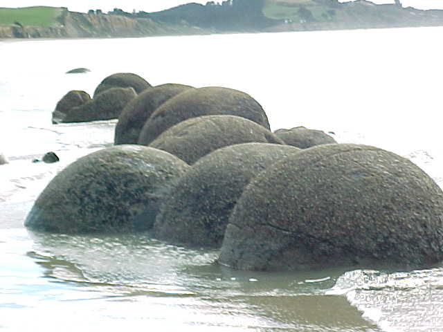 Line of Spherical boulders (New Zealand, The Travel Addicts, South Island)