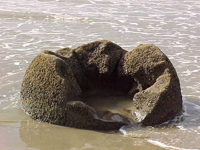 Hollow boulder (New Zealand, The Travel Addicts, South Island)