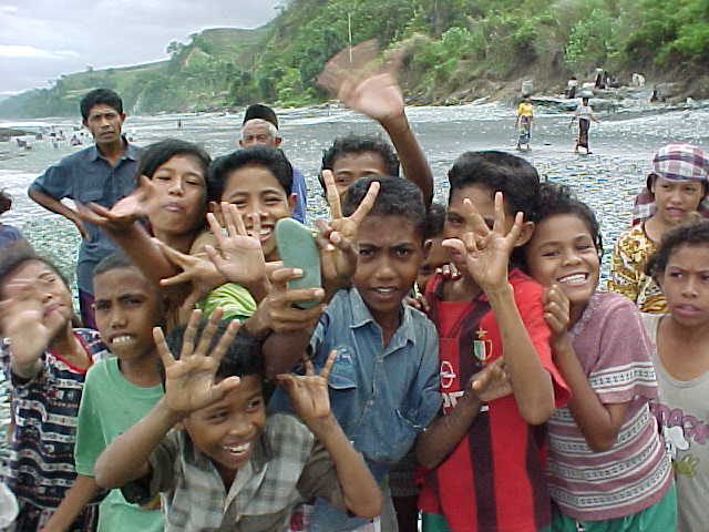 These kids had never seen a digital photo before.   (Indonesia, The Travel Addicts, Flores, East Nusa Tengarra)