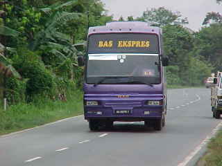 The bus (late as expected) :  (The Travel Addicts, Malaysia, Sabah)