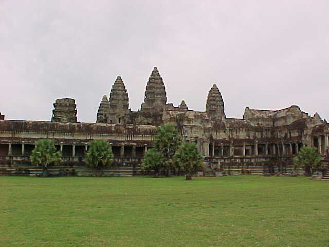 The 5 towers of Angkor Wat :  (Cambodia, The Travel Addicts)