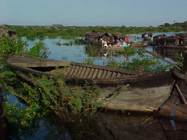 Vietnamese village : There is a sizable ethnic Vietnamese minority in Cambodia, and most of them live along the Tonlé Sap river where they work as fisher-folk. (Cambodia, The Travel Addicts)