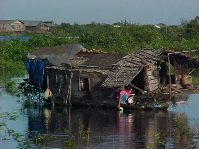 Floating house (Cambodia, The Travel Addicts)