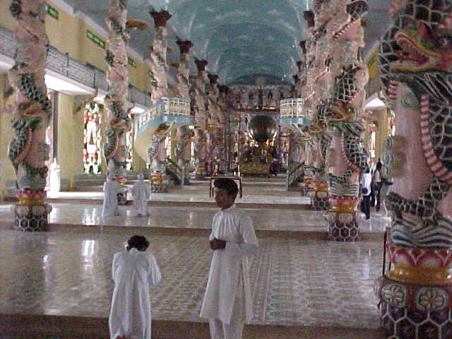 Inside the temple :  (Vietnam, The Travel Addicts)