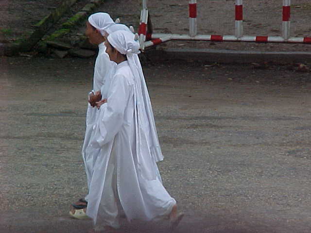 Co dai nuns :  (Vietnam, The Travel Addicts)