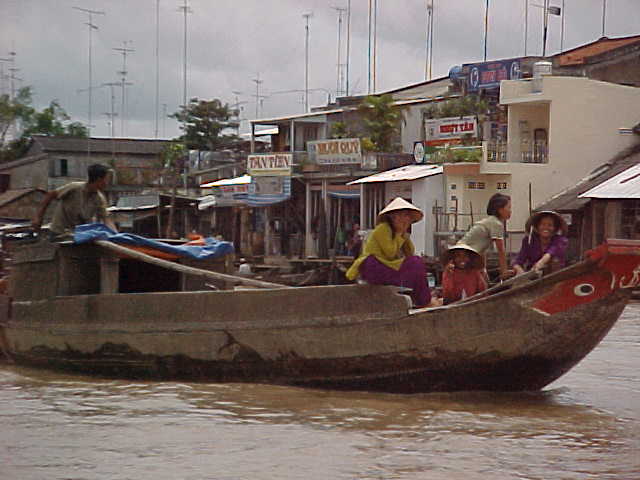 Commerce on the river (Vietnam, The Travel Addicts)