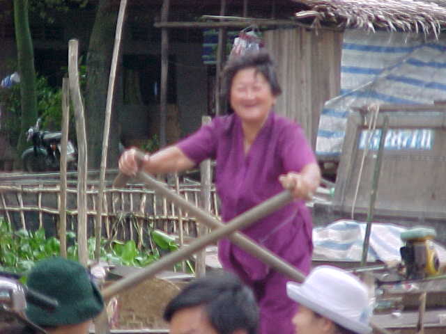 Commerce on the river (Vietnam, The Travel Addicts)