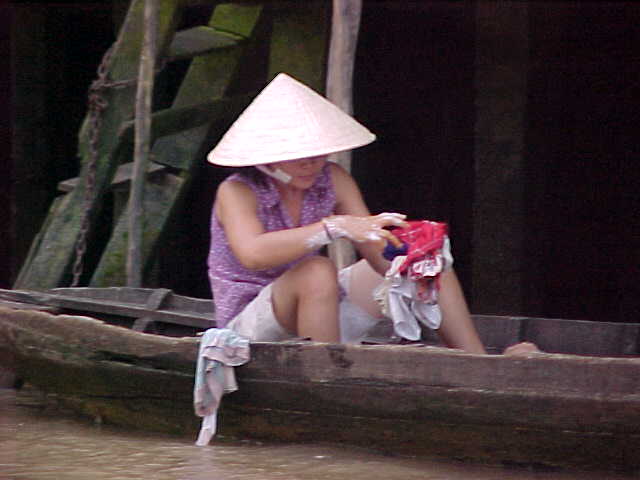 Commerce on the river (Vietnam, The Travel Addicts)