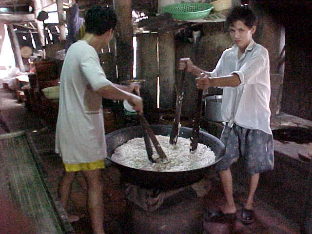 Making rice cakes (Vietnam, The Travel Addicts)