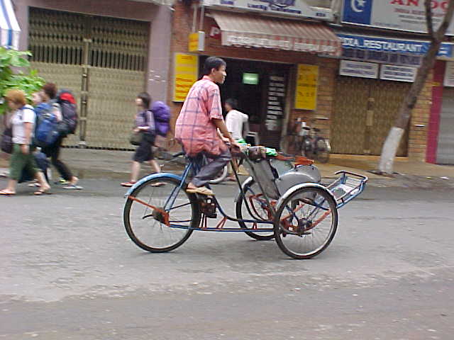 Cyclo drivers (Vietnam, The Travel Addicts)