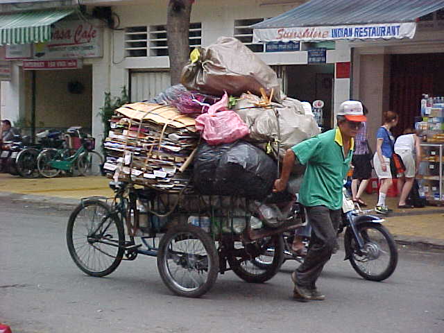 Garbage man (Vietnam, The Travel Addicts)