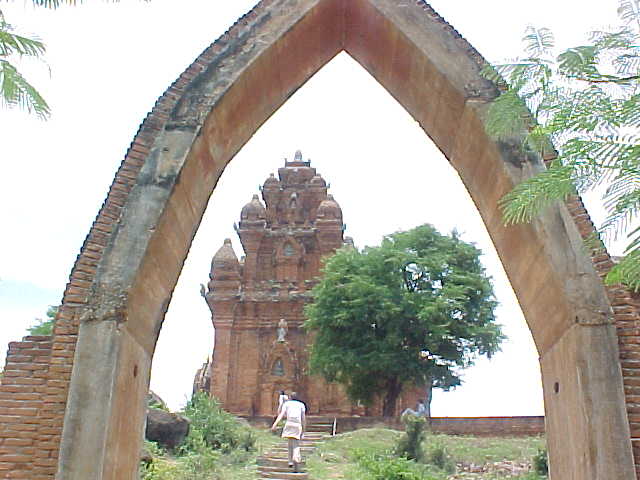 Entrance :  (Vietnam, The Travel Addicts)