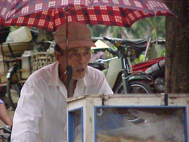 Noodle cart :  (Vietnam, The Travel Addicts)