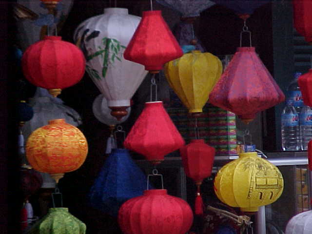 Chinese lanterns : The lantern festival is held once a month when no electricity is allowed in Hoi An (Vietnam, The Travel Addicts)