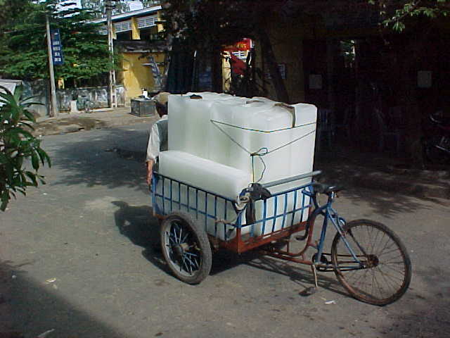 Ice delivery :  (Vietnam, The Travel Addicts)