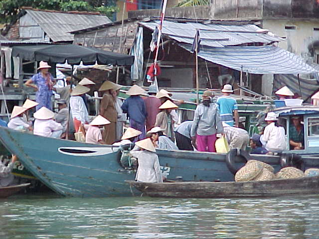 Boat landing :  (Vietnam, The Travel Addicts)