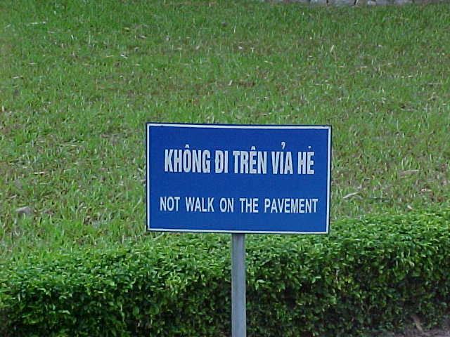 Sign outside of Ho Chi Mihn's tomb : Sign reads: "Not walk on the pavement" (Vietnam, The Travel Addicts)