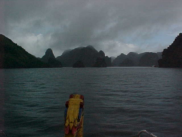 Dragon prow on Dragon Bay (Bay) : Play on words as Ha Long means Dragon Bay, so Ha Long Bay means Dragon-Bay Bay (Vietnam, The Travel Addicts)