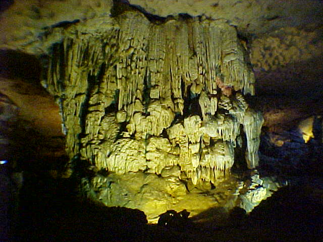 Hang Sung Sot cavern :  (Vietnam, The Travel Addicts)