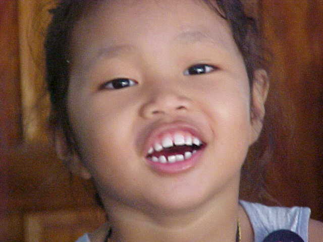 Smiles : The daughter of the owner of the 1/2Baht a minute internet cafe on Koh Tao \  (The Travel Addicts, Thailand)