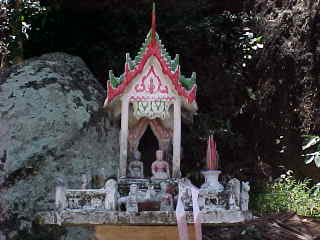 Spirit house : Every Thai building has one of these for the spirits to live in. (The Travel Addicts, Thailand)