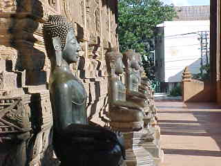 Mezzanine full of Buddhas (Laos, The Travel Addicts)