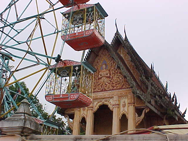 Fun fair in Nong Khai (Laos, The Travel Addicts)