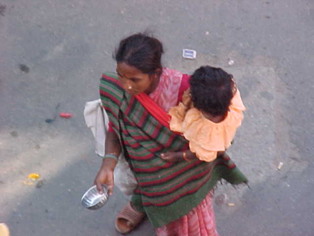 Beggar woman and child (Nepal, The Travel Addicts)