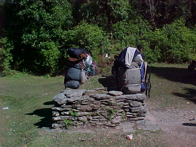 Sherpa's rest : These were built to the height of a portes load and found all over the place (Nepal, The Travel Addicts)