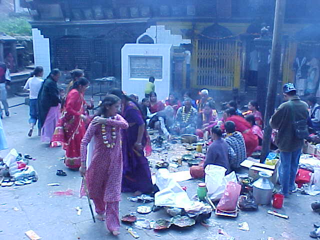 Worshipers in Kumbeshwar temple : The oldest temple in Patan (Nepal, The Travel Addicts)