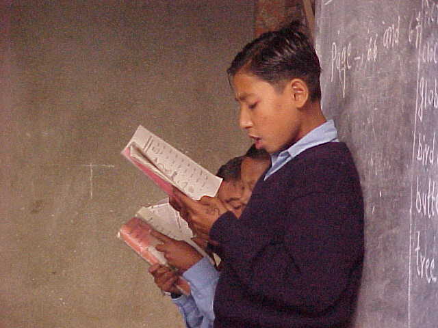 Reading their lessons (Nepal, The Travel Addicts)