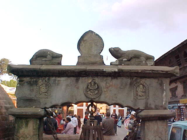 Shrine with Shatkona : No, these cows are not looking up at Solomon's seal... (Nepal, The Travel Addicts)