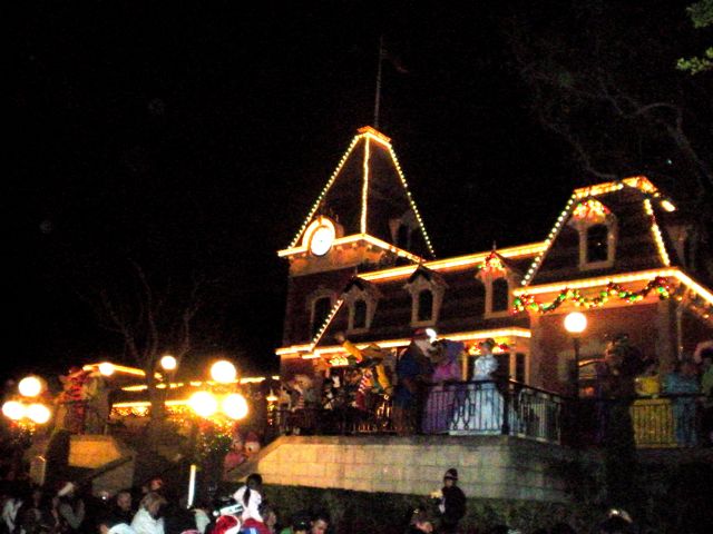 Character wave : On Christmas eve, at park closing, all the characters gather at the Main St train station and wave goodbye. \ 